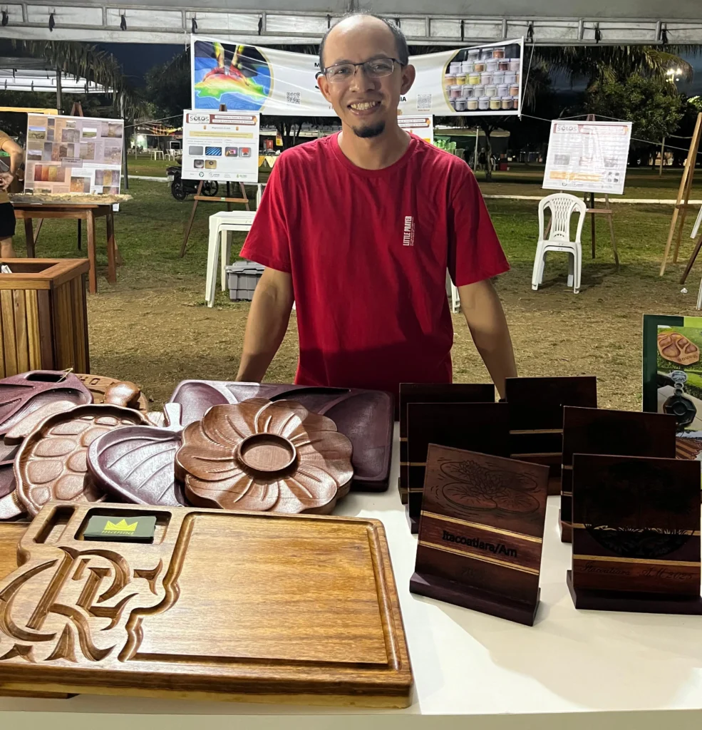 Elias Lourenço e produtos da Startaup Manoa feitos de resíduos de madeira em Itacoatiara Foto Elias Lourenço