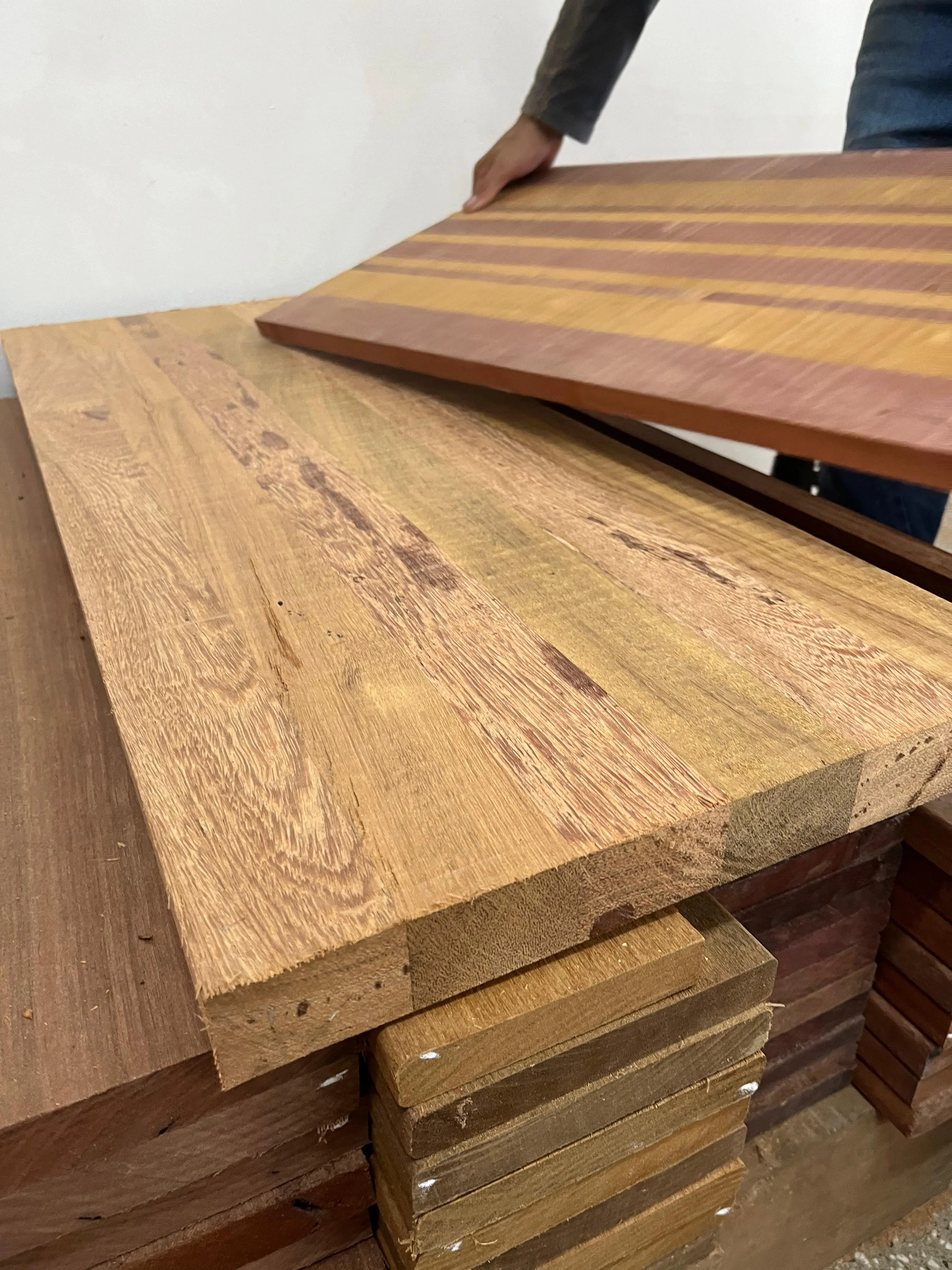 Resíduos de madeira que são utilizados para a produção de objetos da startup Manoa em Itacoatiara. Foto; Elis Lourenço.