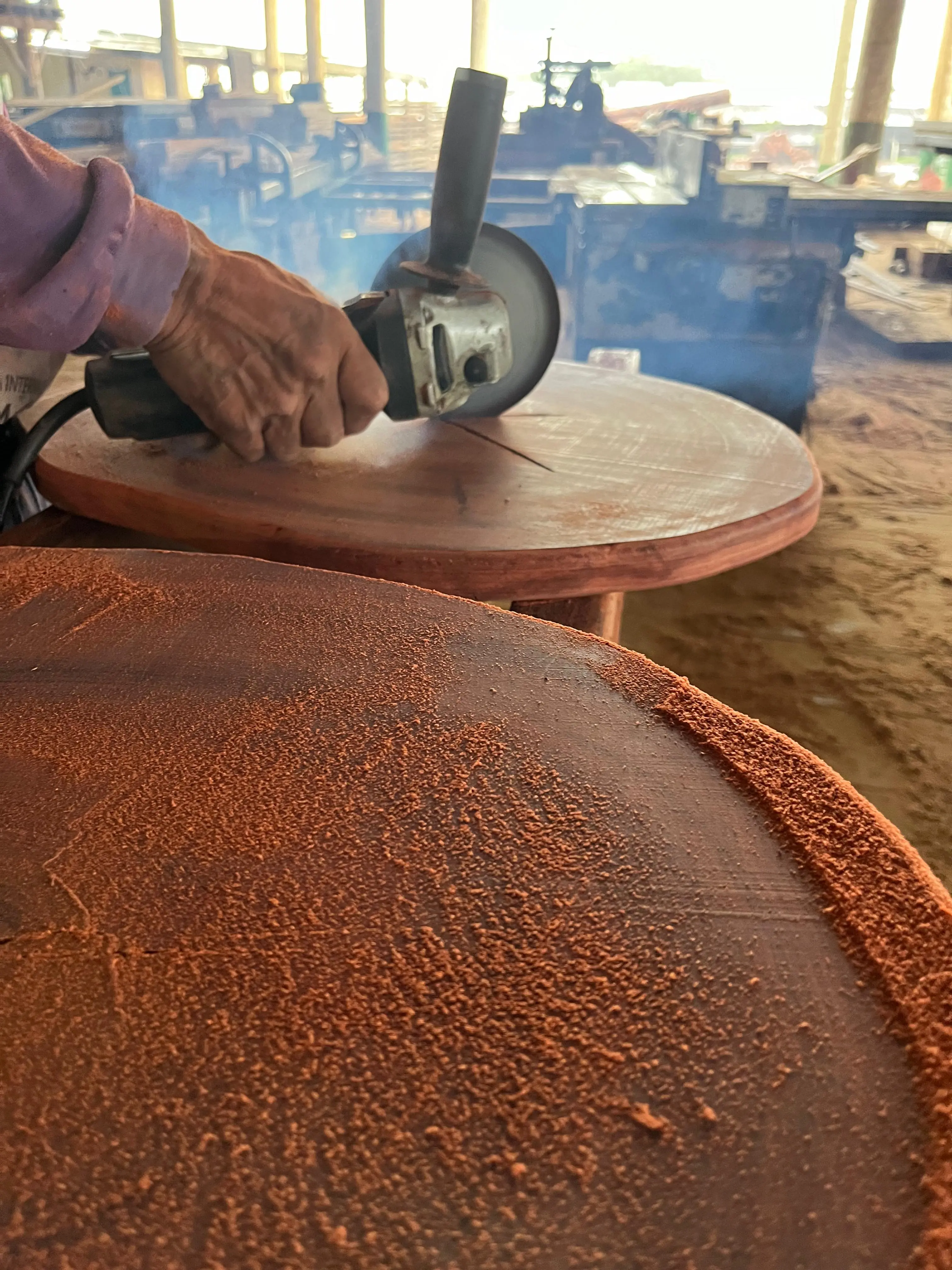 Resíduos de madeira que são utilizados para a produção de objetos da startup Manoa em Itacoatiara. Foto; Elis Lourenço.